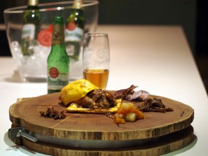 Stinco-di-maiale-in-crosta-di-kamut-cotto-nella-birra-con-anice-stellato,-accompagnato-da-marmellata-di-cipolle,-mostarda-e-chips-di-patate-viola---Marco-Parizzi