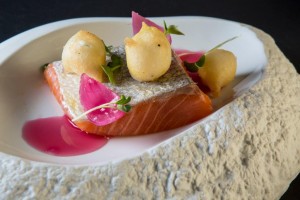 Salmone selvaggio con bignè al caprino con estratto di cipolla rossa