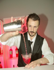 Mattia Corunto è trainer presso Campari Academy, collabora con vari locali e master trainer del network Planet One, punto di riferimento per la formazione bartender di tutte le sedi del popolare marchio