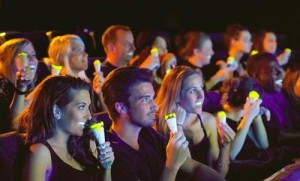 Il “cornetto fluorescente” di Bompass & Parr nasce da una collaborazione con l’azienda di gelati Wall’s ed è stato distribuito alla prima del film “La fine del mondo” al Vue Cinema di Leicester Square, Londra