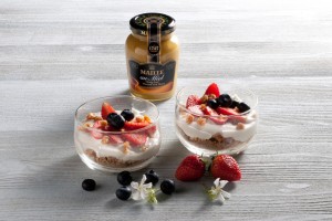 Coppa di yogurt e crumble di mandorle con senape al Miele Maille