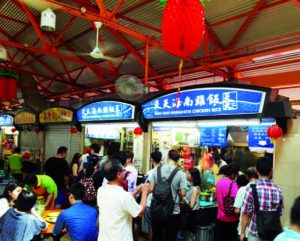 IL VENDITORE PREFERITO DI CHICKEN RICE PER ANTONY BOURDAIN CASE COLORATE A LITTLE INDIA