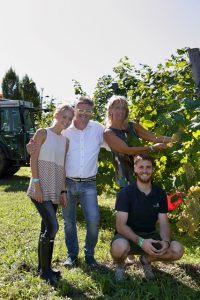 vendemmia solidale Le Manzane_6 settembre 2015_Anna Balbinot (figlia), Ernesto Balbinot (titolare), Silvana Ceschin (moglie) e Marco Balbinot (figlio) (1)