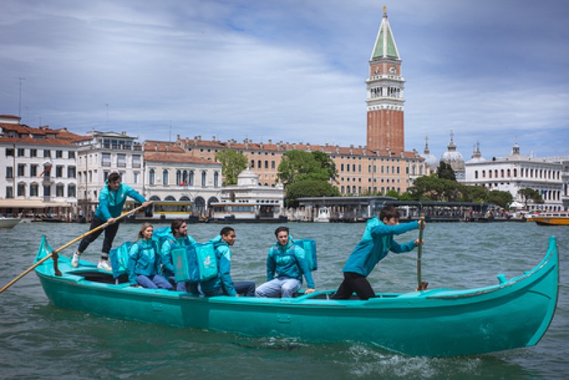 Venezia come Hong Kong e Singapore: ora Deliveroo consegna a piedi con i walker