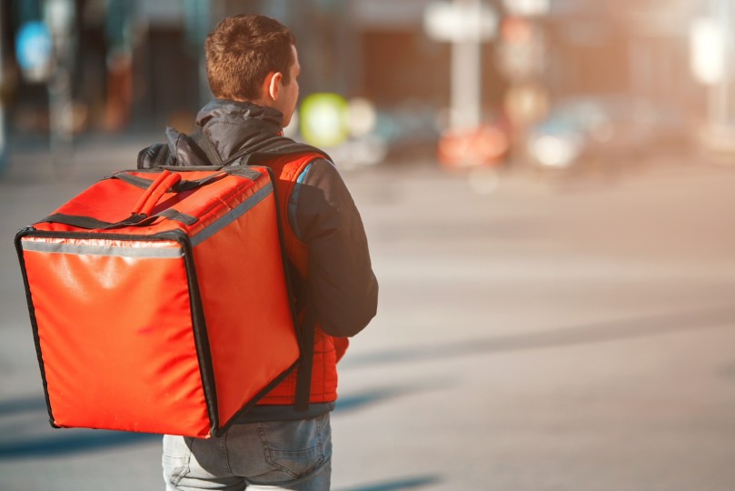 Delivery, c'è l'intesa tra i governi Ue: “I rider diventeranno dipendenti”