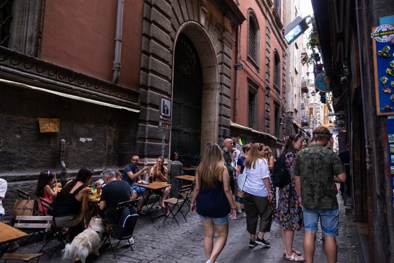 Dehors, a Napoli la stretta sui tavolini selvaggi. Proposto lo stop alle licenze per bar e ristoranti