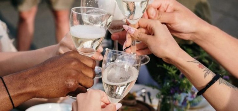 Consumi estivi: aperitivi e birra in cima alle preferenze degli italiani. Ma pesa il carovita