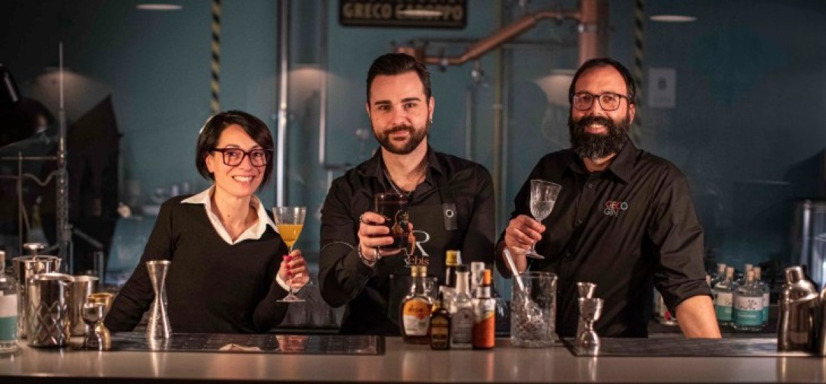 Nasce Rebis, cocktail bar con distilleria