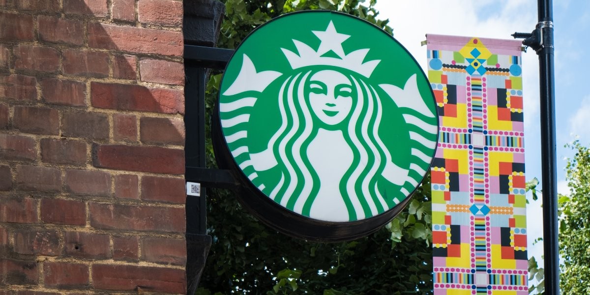 Starbucks punta su sostenibilità e inclusione. Stop al sovrapprezzo per le bevande vegetali 