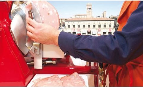 Mortadella Bò: il centro di Bologna si colora di rosa